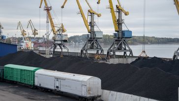 Verladung von Streinkohle in Güterwaggons mithilfe von Kranschaufeln im Hafen von Wyborg.  Bild: Gettyimages.ru / Dmitry Marchenko / EyeEm