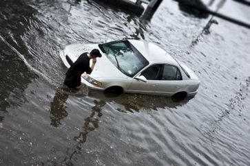 Auto im Hochwasser. Bild: © iStockphoto.com/Bart Sadowski - obs/Zentralverband Deutsches Kraftfahrzeuggewerbe