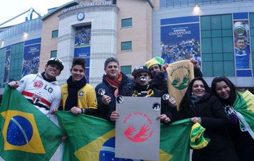 Brasilianische Fussballfans halten das Awá-Symbol 'Brazil: Save the Awá' hoch. Bild: Survival
