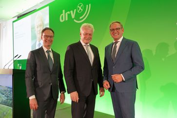 (v.l.n.r.): Jörg Migende, DRV-Hauptgeschäftsführer, Alois Rainer, Bundesminister für Landwirtschaft, Ernährung und Heimat, Franz-Josef Holzenkamp, DRV-Präsident (2025) Bild: Deutscher Raiffeisenverband Fotograf: Britra Radike