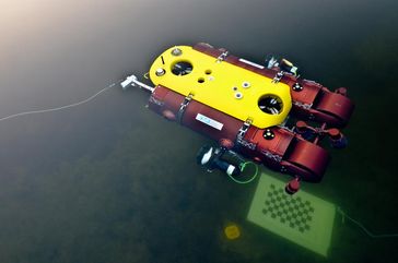 Unterwasserfahrzeug Dagon bei einer Testfahrt im Uni-See. Der Roboter kann sich selbst lokalisieren und visuelle Karten der Umgebung erstellen.
Quelle: Foto: DFKI GmbH (idw)