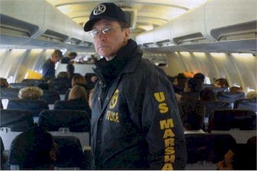 Ein U.S. Marshal in einem "Con Air" Flugzeug.
