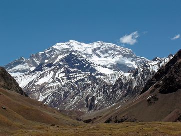 Der Aconcagua (mit komplettem Namen: Cerro Aconcagua) ist mit 6962 m der höchste Berg Südamerikas und des amerikanischen Doppelkontinents sowie der höchste Berg außerhalb Asiens und auf der Südhalbkugel. Da es in Asien 187 höhere Berge gibt, ist der Aconcagua der 188-höchste Berg der Welt.