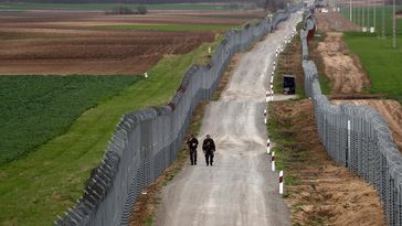 Symbolfoto: Eine Patrouille der ungarischen Grenzpolizei an der ungarisch-serbischen Grenze in der Nähe des Dorfes Gara