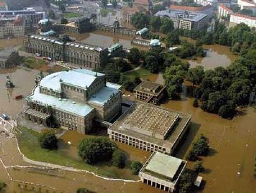 Hochwasser 2002 in Dresden, Semperoper. © Feuerwehr Dresden