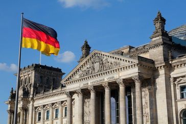 Schwarz-Rot-Gold-Flagge am Reichstag: Der Bundestag debattierte über 30 Jahre Deutsche Einheit