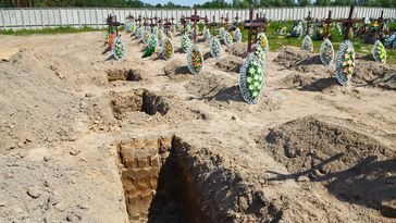 Gräber von unbekannten Zivilisten, die in Butscha umgekommen sind (Archivbild) Bild: www.globallookpress.com / Oleksandre Butova