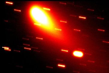 Der Komet Schwassmann-Wachmann 3 wurde im Mai dieses Jahres mit Teleskopen des Observatoriums Hoher List aufgenommen, einer Außenstelle des Argelander-Instituts für Astronomie in der Eifel. Wie Tempel 1 zählt auch Schwassmann-Wachmann 3 zu den "kurzperiodischen Kometen", die für einen Sonnenumlauf nur einige Jahre benötigen (Tempel 1 war im vergangenen Jahr von der Nordhalbkugel nicht gut sichtbar). Schwassmann-Wachmann 3 zerbrach in diesem Jahr in mehrere Teile. Ereilt Tempel 1 irgendwann das gleiche Schicksal? (c) Universität Bonn