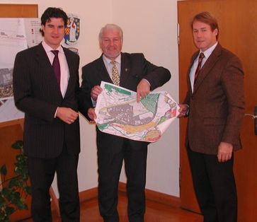 v. l. n. r.: Geschäftsführer Tobis Mayinger, Bürgermeister Walter Strauch, Geschäftsführer Ernst Haile 