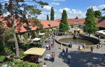 Blick in den Wirtschaftshof von Schloss Fasanerie