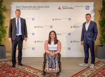 Rollstuhlbasketballerin Annabel Breuer wurde von Deutscher Sporthilfe und Deutscher Bank in Frankfurt als „Sport-Stipendiat des Jahres“ ausgezeichnet. Links Christian Sewing, Vorstandsvorsitzender der Deutschen Bank, rechts Thomas Berlemann, Vorstandsvorsitzender der Deutschen Sporthilfe  Bild: "obs/Stiftung Deutsche Sporthilfe/Deutsche Bank/Florian Gerlach"