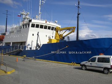 Die 1982 in Finnland gebaute Akademik Shokalskiy ist ein eisverstärktes Kreuzfahrtschiff der Akademik-Shuleykin-Klasse, das nach dem russischen Ozeanografen Juli Michailowitsch Schokalski benannt wurde.