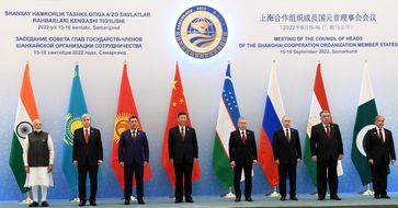 Führer von links: India (Prime Minister Narendra Modi), Kazakhstan (President Kassym-Jomart Tokayev), Kyrgyzstan (President Sadyr Japarov), China (President Xi Jinping), Uzbekistan (President Shavkat Mirziyoyev), Russia (President Vladimir Putin), Tajikistan (President Emomali Rahmon) and Pakistan (Prime Minister Shehbaz Sharif) at the 22nd Meeting of the Council of Heads of State of the Shanghai Cooperation Organization (SCO), in Samarkand, Uzbekistan der Shanghaier Organisation für Zusammenarbeit (SOZ) (2022)