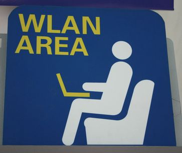 Ausgeschildertes WLAN am Wiener Flughafen