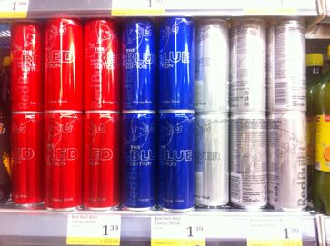 Energydrinks: Red Bull in der Special-Edition Red, Blue und Silver