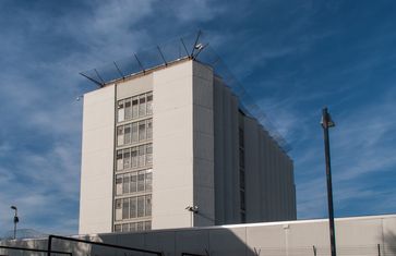 Justizvollzugsanstalt Stuttgart in Stuttgart-Stammheim.. Eine Mauer umgibt das Gefängnisgebäude, um Ausbrüche zu verhindern.