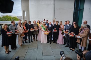 v.l. Svenja Schulze, Klara Geywitz, Christine Lambrecht, Franz-Josef Holzenkamp, Steffi Lemke, Marco Buschmann, Karl Lauterbach, Lisa Paus, Jasmin Eichenhofer, Celina Kotz, Wolfgang Schmidt, Helena Ohnsorge, Cem Özdemir, Olaf Scholz, Carolina Wolf, Bettina Stark-Watzinger, Nane Coorßen, Robert Habeck, Christian Lindner, Hubertus Heil, Annalena Baerbock, Dr. Christian Weseloh, Claudia Roth  Bild: Deutschland - Mein Garten (eine Initiative der Bundesvereinigung der Erzeugerorganisationen Obst und Gemüse / BVEO) Fotograf: BVEO / André Wagenzik