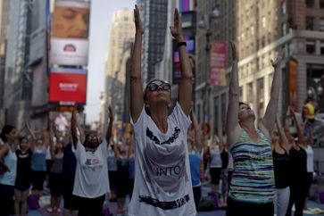 Sonnengruß zur Sommersonnenwende auf dem Times Square in New York: Alte spirituelle Lehren, wie etwa Yoga, sind in der westlichen Welt weit verbreitet. Aber auf dem Weg in die Moderne gingen viele spirituellen Elemente und Ideen verloren.
Quelle: Corbis (idw)