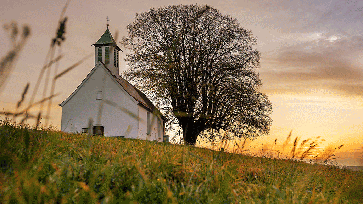 Kirche im Abendlicht (Symbolbild)
