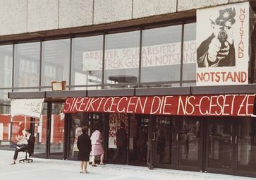 Transparente am Architektur-Gebäude der TU Berlin im Protest gegen die Verabschiedung der Notstandsgesetze, Mai 1968