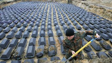 Mitglieds im Volksbund Deutsche Kriegsgräberfürsorge bei der Neubestattung deutscher Soldaten, die im Großen Vaterländischen Krieg bei Schtschatkowo in Weißrussland fielen. (9. November 2010) Bild: Sputnik © Jegor Jerjomow