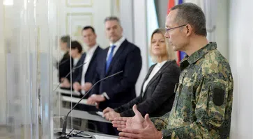 Am 18. Dezember 2021 fand eine Pressekonferenz zum Thema Vorstellung „Gesamtstaatliche COVID-Krisenkoordination“ (GECKO) statt. Im Bild Bundeskanzler Karl Nehammer (m.), Bundesminister Wolfgang Mückstein (2.v.l.), Bundesministerin Klaudia Tanner (2.v.r.), Chief Medical Officer Katharina Reich (l.) und Generalmajor Rudolf Striedinger (r.).