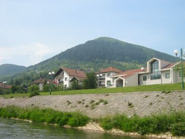 Der Blick auf den Hügel Visočica und die Stadt Visoko im Jahr 2007
