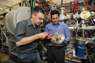 Enrique Minaya Ramirez (r.) und Michael Block mit dem ausgebauten Ionendetektor von Shiptrap.
Quelle: Foto: G.Otto / GSI (idw)