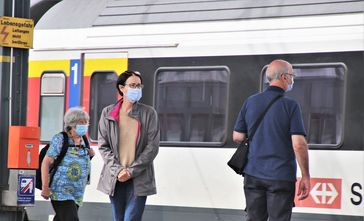 Bahnhof, Zug, Maske