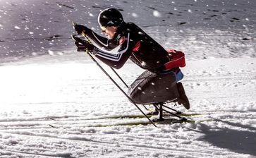Der Profisportler und Rollstuhlfahrer Martin Fleig trainiert auf einem Skischlitten.
Quelle: © Ruben Elstner, MikroTribologie Centrum µTC (idw)