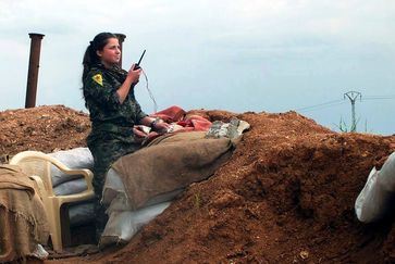 YPJ-Kämpferin, während des Kampfes gegen IS (Symbolbild)