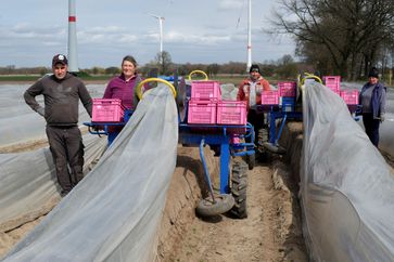 Für die Spargelernte sind Landwirte in Deutschland auf ausländische Saisonarbeitskräfte angewiesen.  Bild: ZDF Fotograf: ZDF/André Krüger