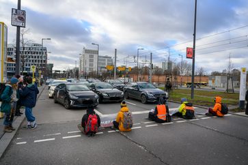 Letzte Generation: Straßenblockade am Hauptbahnhof Berlin (2022)