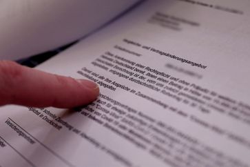Bei coronabedingten Schäden versuchen viele Versicherungen sich vor Zahlungen zu drücken. Bild: "obs/ZDF/Stephan Thöne"