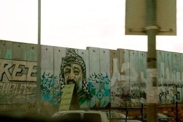 Ebenfalls zur Stärkung von Israels Sicherheit erbaut - die völkerrechtlich umstrittene Grenzmauer. / Bild: "obs/ZDFinfo/Ina Kessebohm"