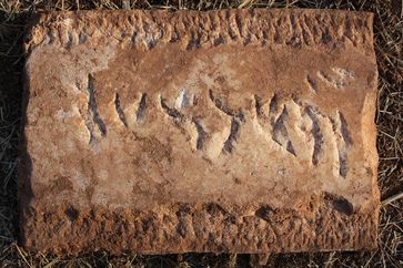 Archäologen der Universität Jena fanden diese Marmortafel mit einer hebräischen Inschrift während Ausgrabungen in Portugal.
Quelle: Foto: Dennis Graen/FSU (idw)