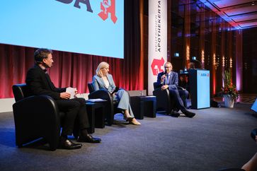 Moderator Alexander Müller, Bundesgesundheitsministerin Nina Warken, ABDA-Präsident Thomas Preis (v.l.n.r.)  (2025) Bild: ABDA Bundesvgg. Dt. Apothekerverbände Fotograf: André Wagenzik