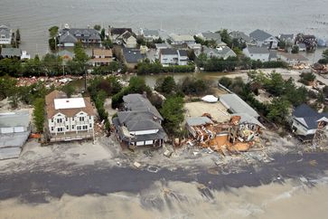 Beschädigte und überflutete Häuser an der Küste von Long Beach Island.