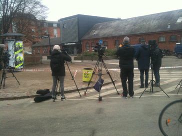 Anschläge in Kopenhagen 2015: Press behind police cordon in front of Krudttønden on 14 February