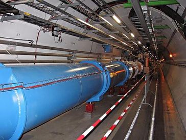 Tunnel des Grossen Hadronen-Speicherrings (LHC) der Europäischen Organisation für Kernforschung ((Französisch: Organisation Européenne pour la recherche nucléaire), bekannt als CERN) mit all den Magneten und Instumenten. Der hier gezeigte Teil des Tunnels befindet sich unter dem LHC P8, in der Nähe des LHCb. Bild: Julian Herzog / de.wikipedia.org 