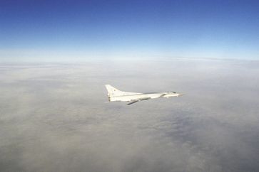 Archivbild: Ein russischer Bomber vom Typ Tu-22M3 mit einem Marschflugkörper vom Typ Ch-22, 1. März 1996 Bild: OLEG LASTOTSCHKIN / Sputnik