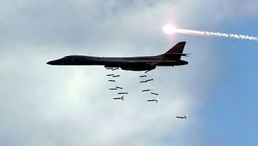 Boeing B-1B Lancer beim Bombenabwurf, gleichzeitig Ausstoß eines MJU-23-Täuschkörpers (Symbolbild)