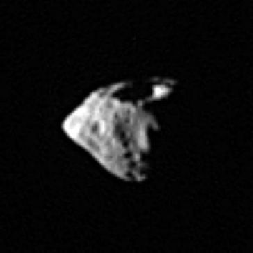 Asteroid Steins aus einer Entfernung von 800 km, aufgenommen mit der OSIRIS-Kamera an Boder der ESA-Sonde Rosetta. Der effektive Durchmesser des Asteroiden ist 5 km, etwa wie vorhergesagt. Die Gestalt ähnelt einem Diamanten. Auf der Nordseite dominiert ein Krater mit mehr als 1.5 km Durchmesser. ESA ©2008 MPS for OSIRIS Team MPS/UPM/LAM/IAA/RSSD/INTA/UPM/DASP/IDA