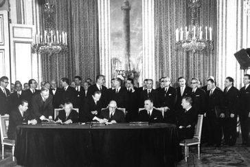 Unterzeichnung des Vertrages im Pariser Élysée-Palast