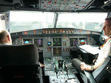 Modernes Cockpit eines Airbus A319 mit zwei Piloten