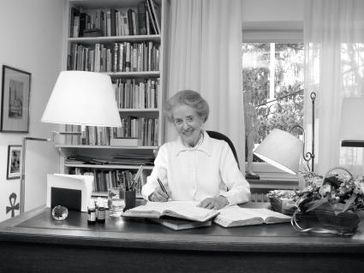 Dr. med. Veronica Carstens, an ihrem Schreibtisch sitzend, Meckenheim. Bild: "Bernardo Friese, Carstens-Stiftung"