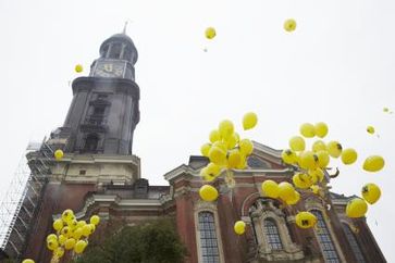 5 vor 12 für die Banane. Hamburger Michel als Symbol des Umdenkens. Bild: "obs/TransFair e.V./TransFair e.V./Selina Pfrüner"