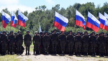 Russische Militärangehörige bei der Eröffnungszeremonie der jährlichen strategischen Übung Wostok 2022 (Archivbild)
