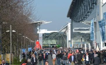 Für fünf Tage im Jahr ist die CeBIT Hannover der Treffpunkt der digitalen Wirtschaft. Mehr als 4.000 Unternehmen aus über 70 Ländern präsentierten die wichtigsten Innovationen der Hightech-Branche. Bild: "obs/Deutsche Messe AG Hannover"