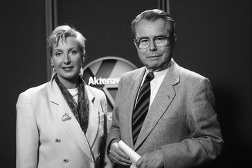 Sabine Zimmermann und ihr Vater Eduard Zimmermann im Jahr 1994.  Bild: "obs/ZDF/Hermann Roth"